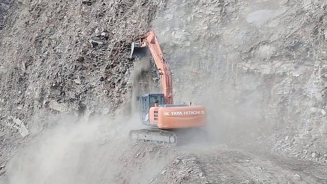 Road Cutting Danger Area Tata Hitachi power full machine💪💪 смотреть онлайн