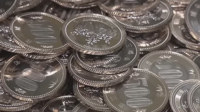 Процесс массового производства монет номиналом 500 тугриков. смотреть онлайн