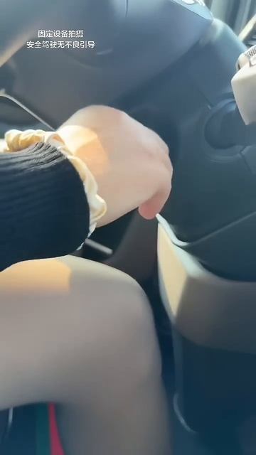 Beautiful female driver #automobie #femaledrive #truck #truckdriver #driver #girltrucker #funny смотреть онлайн