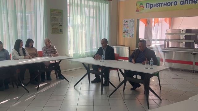Панков обсудил с учителями и родителями качество школьного питания в Пугачеве смотреть онлайн