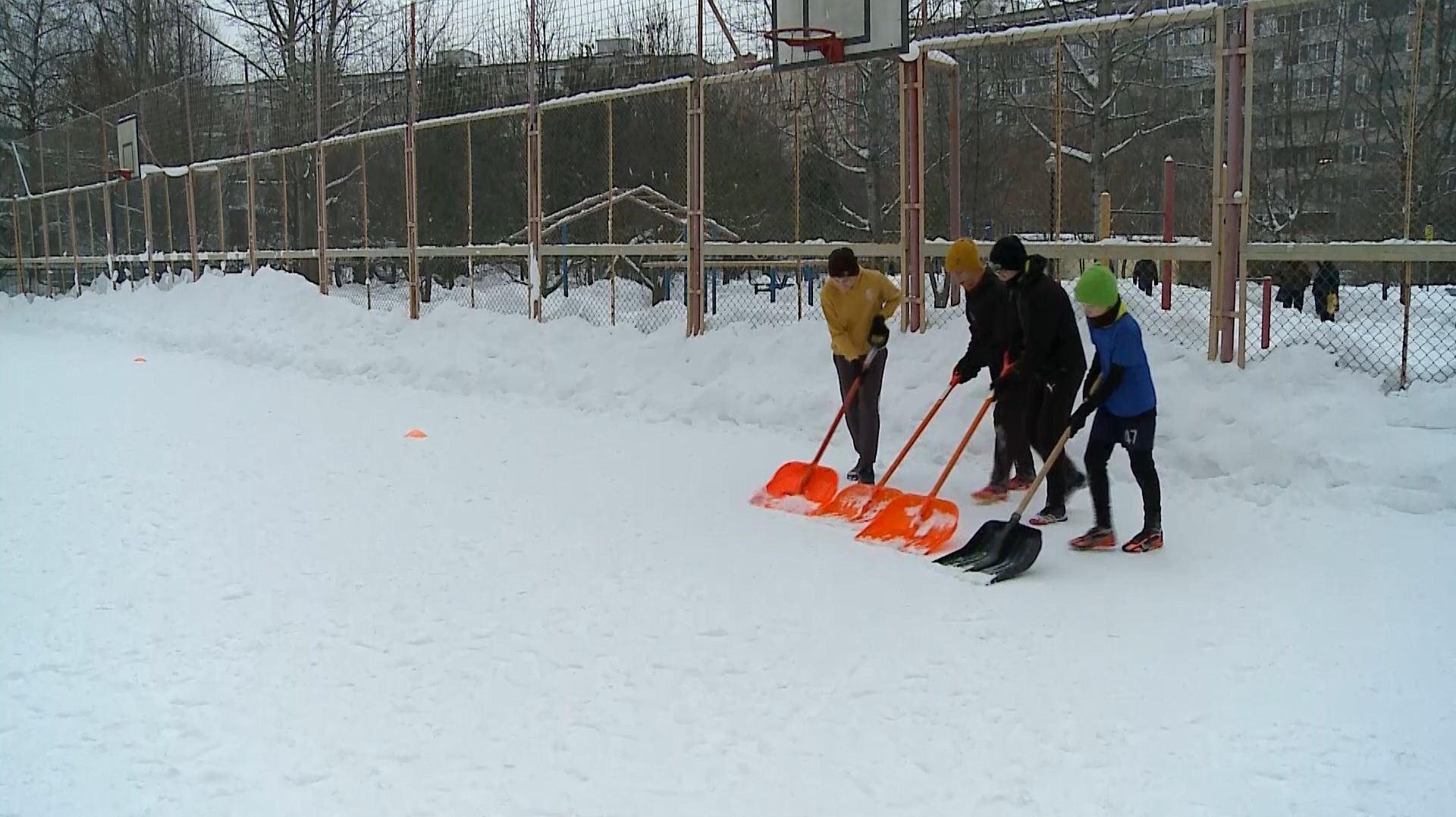 Юные футболисты Мытищ помогают коммунальщикам смотреть онлайн