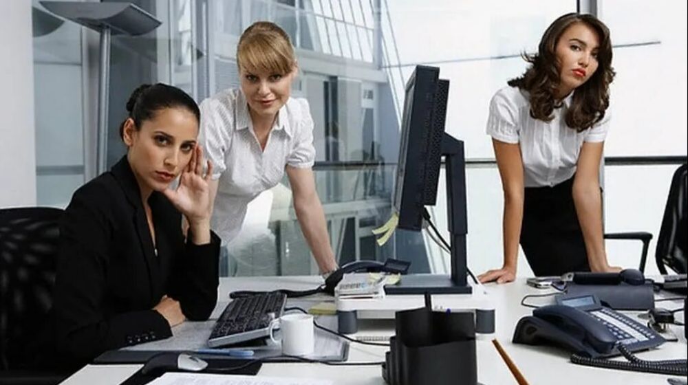 Что в наше время офисная золушка у шефа в кабинете забыть способна? Точно не туфельку хрустальную смотреть онлайн