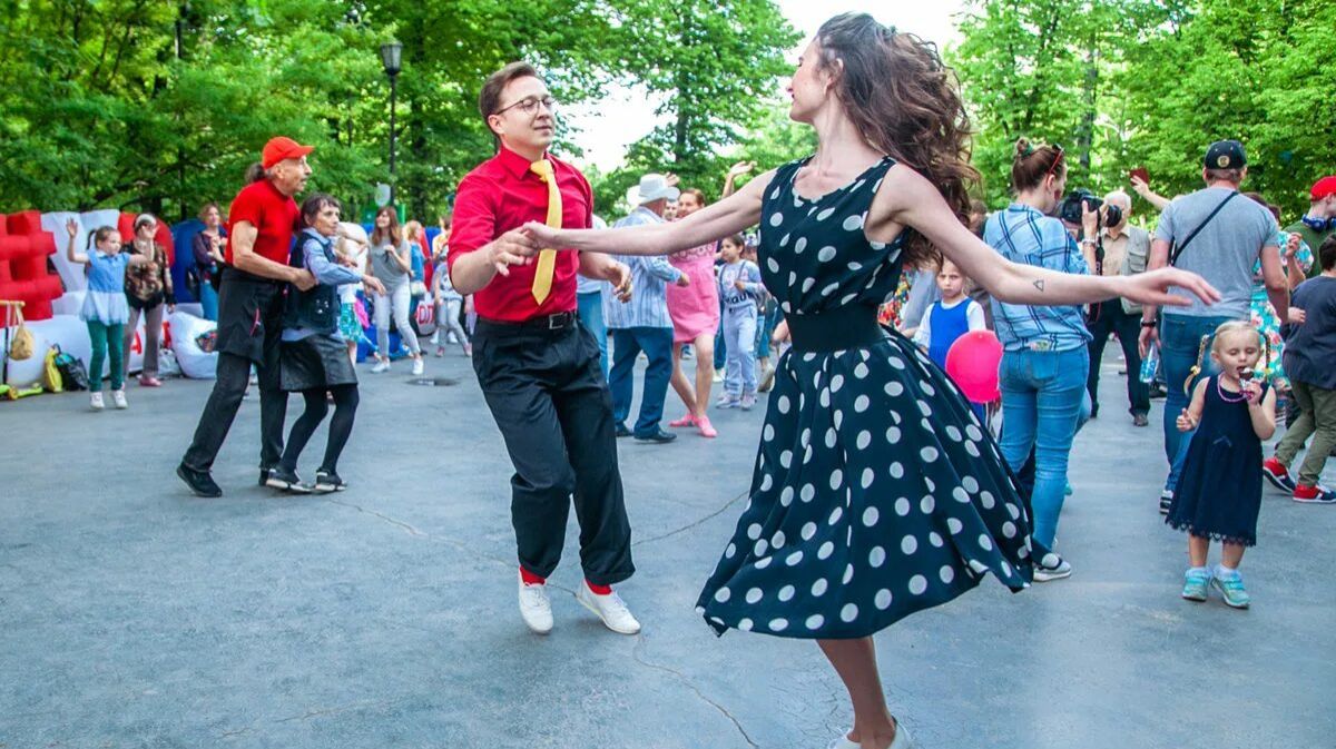 Вот в парке городском танцуют и поют, артисты лучше тех, с экранов что мелькают, разве нет? смотреть онлайн