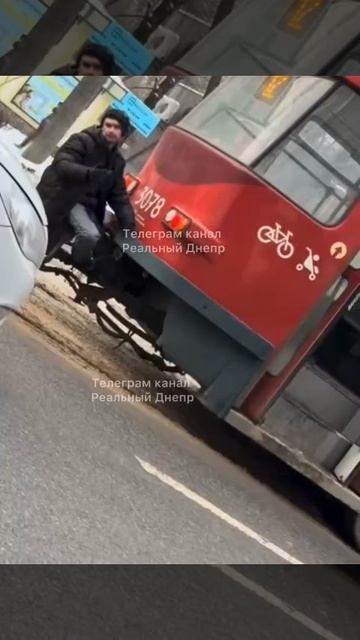 Слава России! Ой, Слава Украине, — обстановка в Днепропетровске 😂
Видео распространяют смотреть онлайн