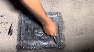 Трудолюбивые механики ремонтирующие шины для большого погрузчика  Невероятный процесс восстановления