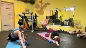 Активная тренировка с гантелями и бодибаром