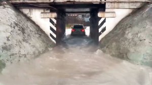 Улицы Новороссийска превратились в бурные реки: талый снег и дожди затопили город