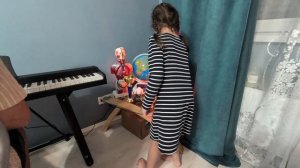 Лиза играет на пианино