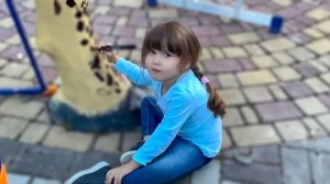 Как мы делали ПОДАРОК Олегу Зубкову! Ангелина так старается РАЗРИСОВАТЬ ЖИРАФА!