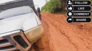 Бразильский дальнобой пошёл в глину — дороги просто исчезли