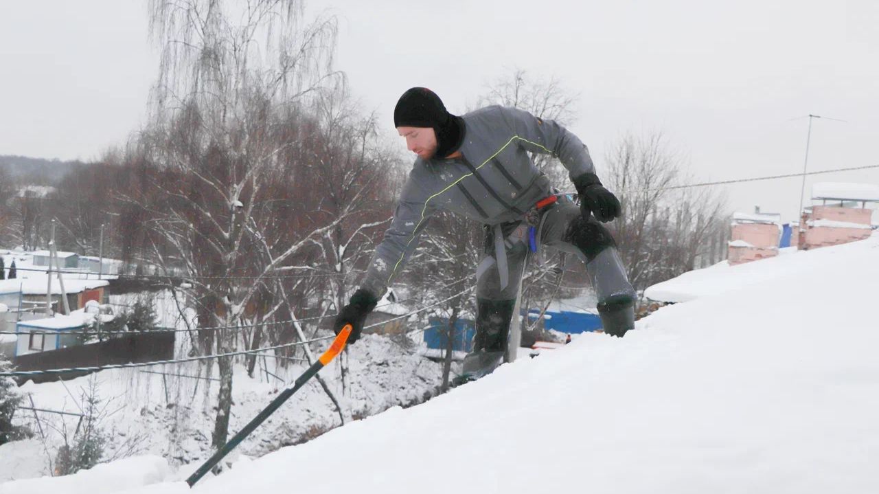 Промышленные альпинисты продолжают чистку крыш смотреть онлайн