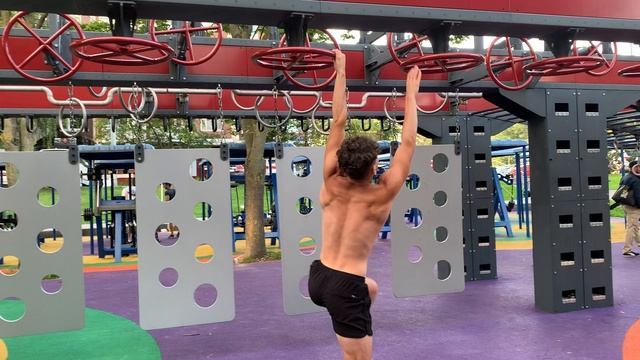 俄罗斯男子在单杠上锻炼，力求成为更优秀的马拉松跑者 || 让我们一起努力吧 :) смотреть онлайн