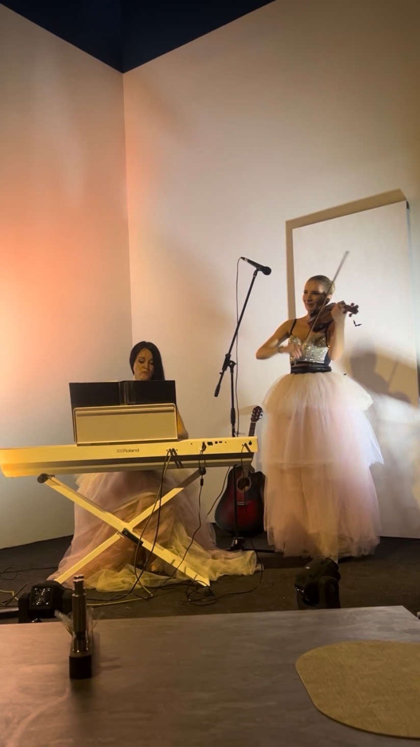 Щедрик дуэт Партия белыми: Евгения Мальцева скрипка Юлия Текаева фортепиано