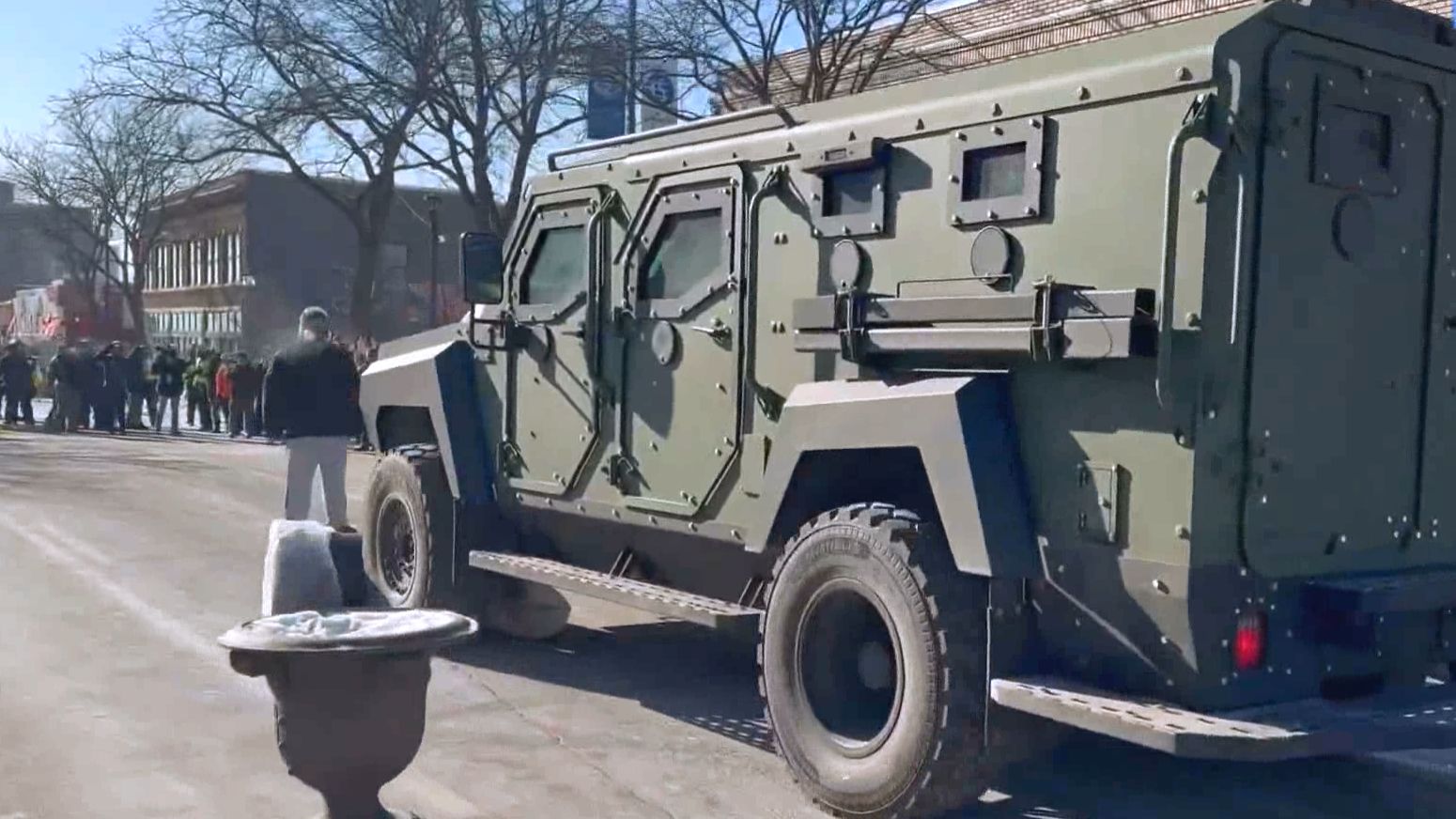 США ВВЕЛИ БРОНЕТЕХНИКУ В МИННЕАПОЛИС - штат Миннесота. смотреть онлайн