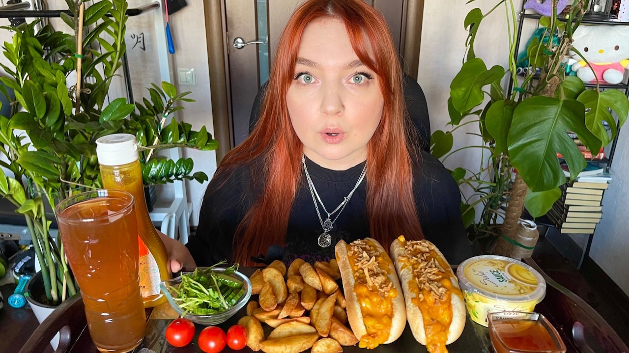 МУКБАНГ | Хот-дог с сырной кукурузой, картошка по-деревенски, соусы 🌭 смотреть онлайн