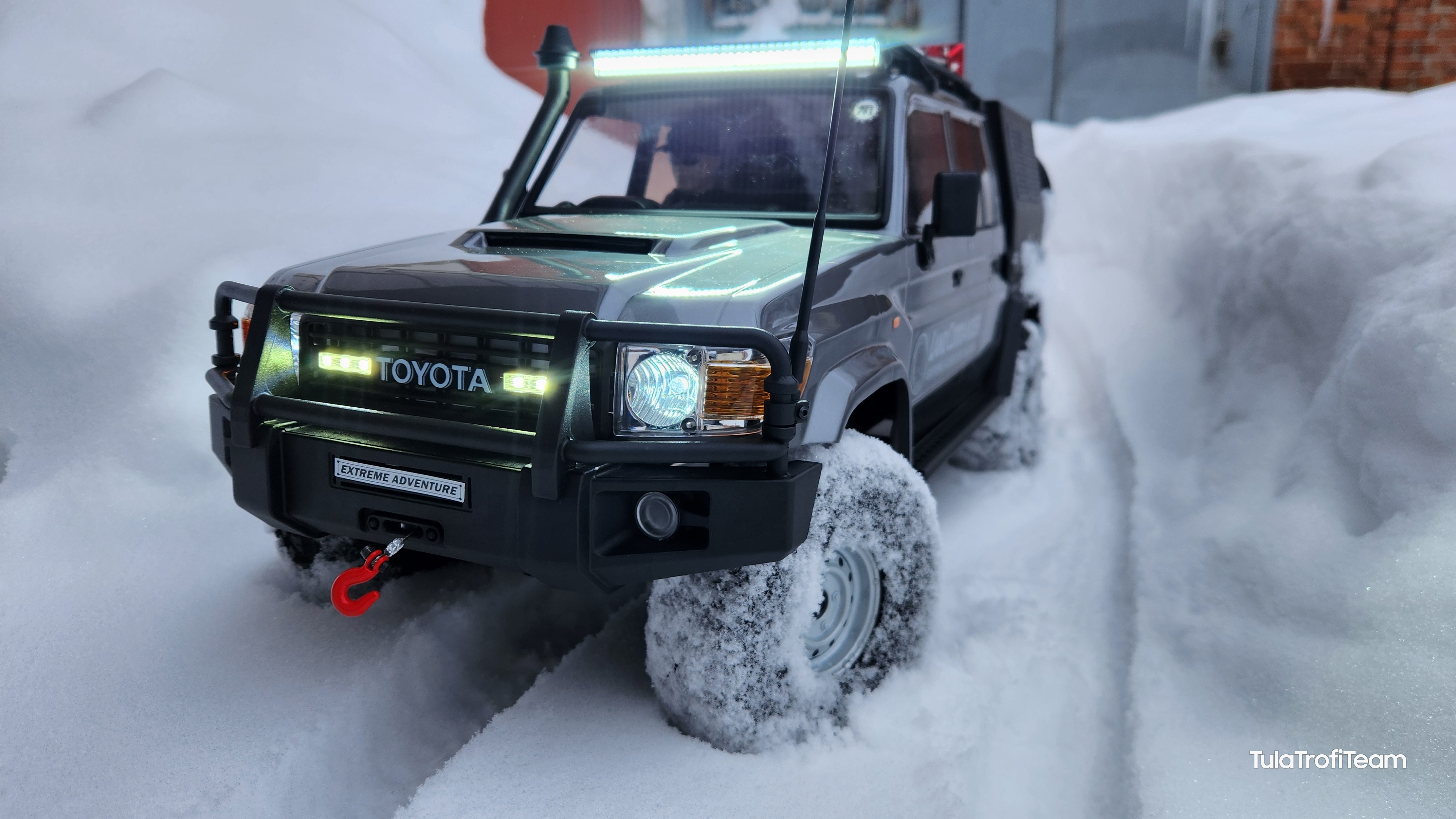 Месим снег на новой RGT EX86160 TOYOTA LC79 смотреть онлайн