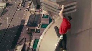 تايوان.. هاو أمريكي من عشاق القمم يتسلق ناطحة سحاب