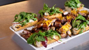 Пряная глазированная грудинка на газовом гриле PrimeLiner