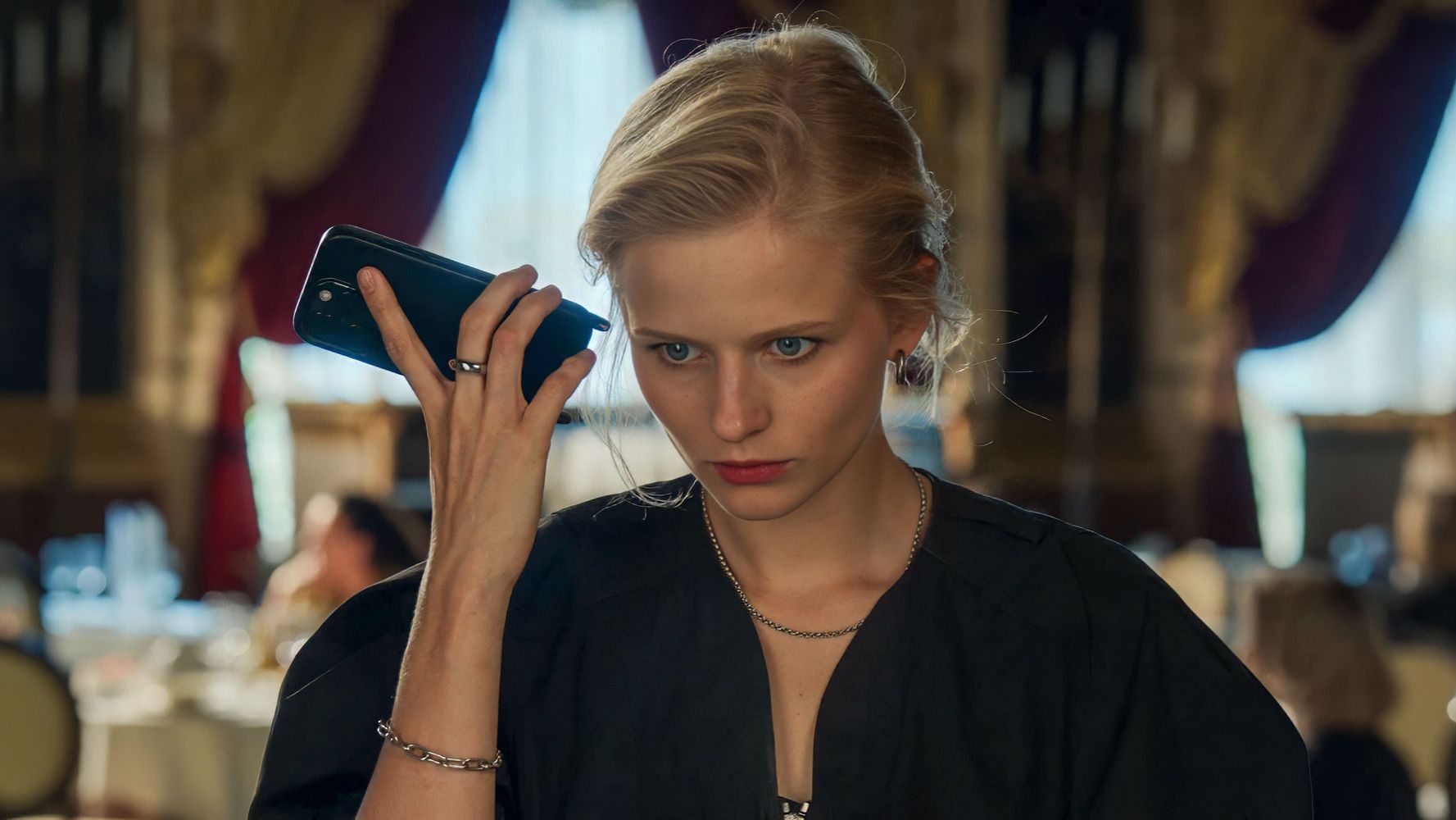 Счастлив, когда ты нет (2025). Трейлер смотреть онлайн