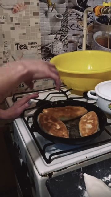 КАКИЕ КРАСАВЦЫ! ОНА ЗНАЕТ ЧТО ДЕЛАЕТ! ИРИШКА ЧИКИ ПИКИ И ПАША ПЕКУТ ПИРОЖКИ смотреть онлайн