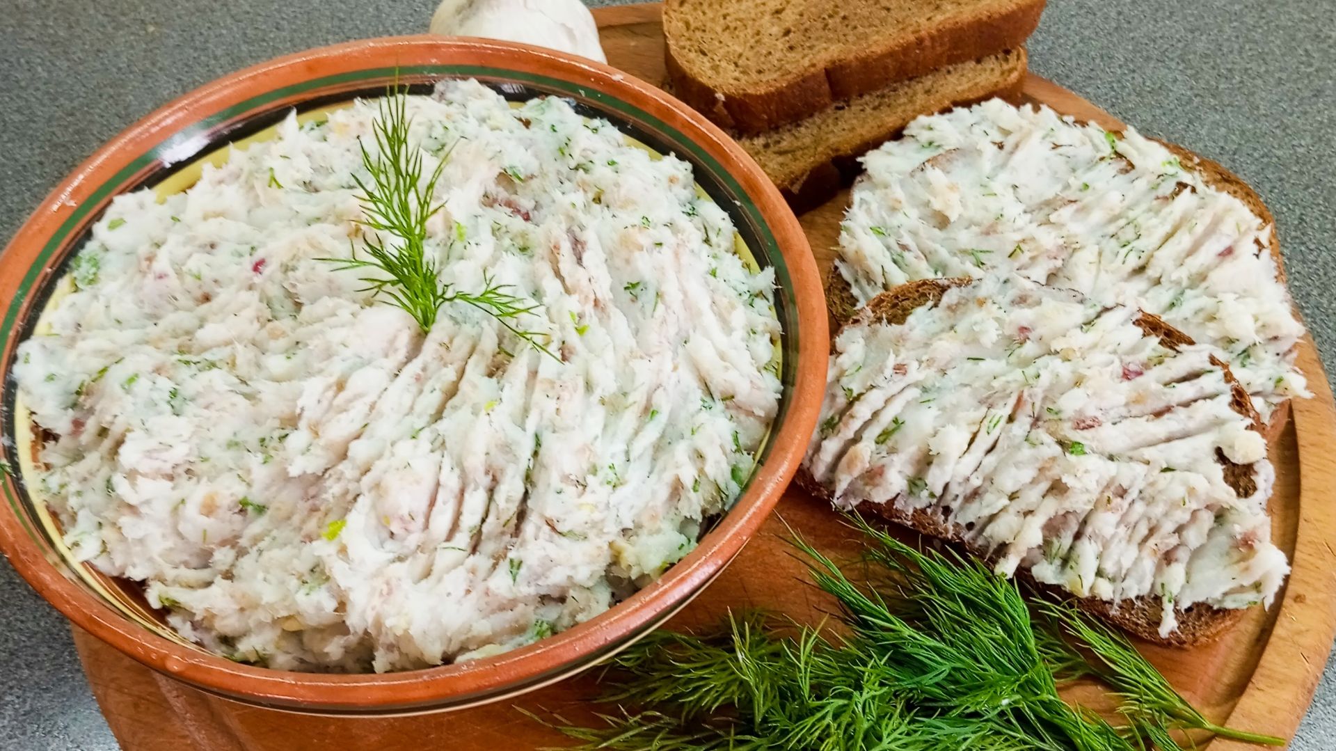 Намазка из сала, чеснока и укропа на хлеб/Вкусная и полезная закуска или завтрак смотреть онлайн