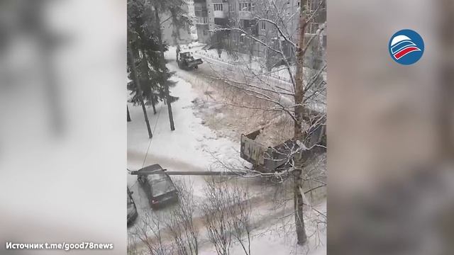 Фонарный столб упал на автомобиль во время чистки снега в Сертолово смотреть онлайн