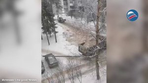 Фонарный столб упал на автомобиль во время чистки снега в Сертолово