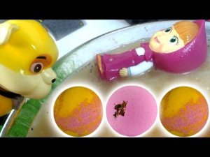 Маша и Медведь мультики и игрушки для детей - Маша и Щенячий Патруль в бассейне с шариками!