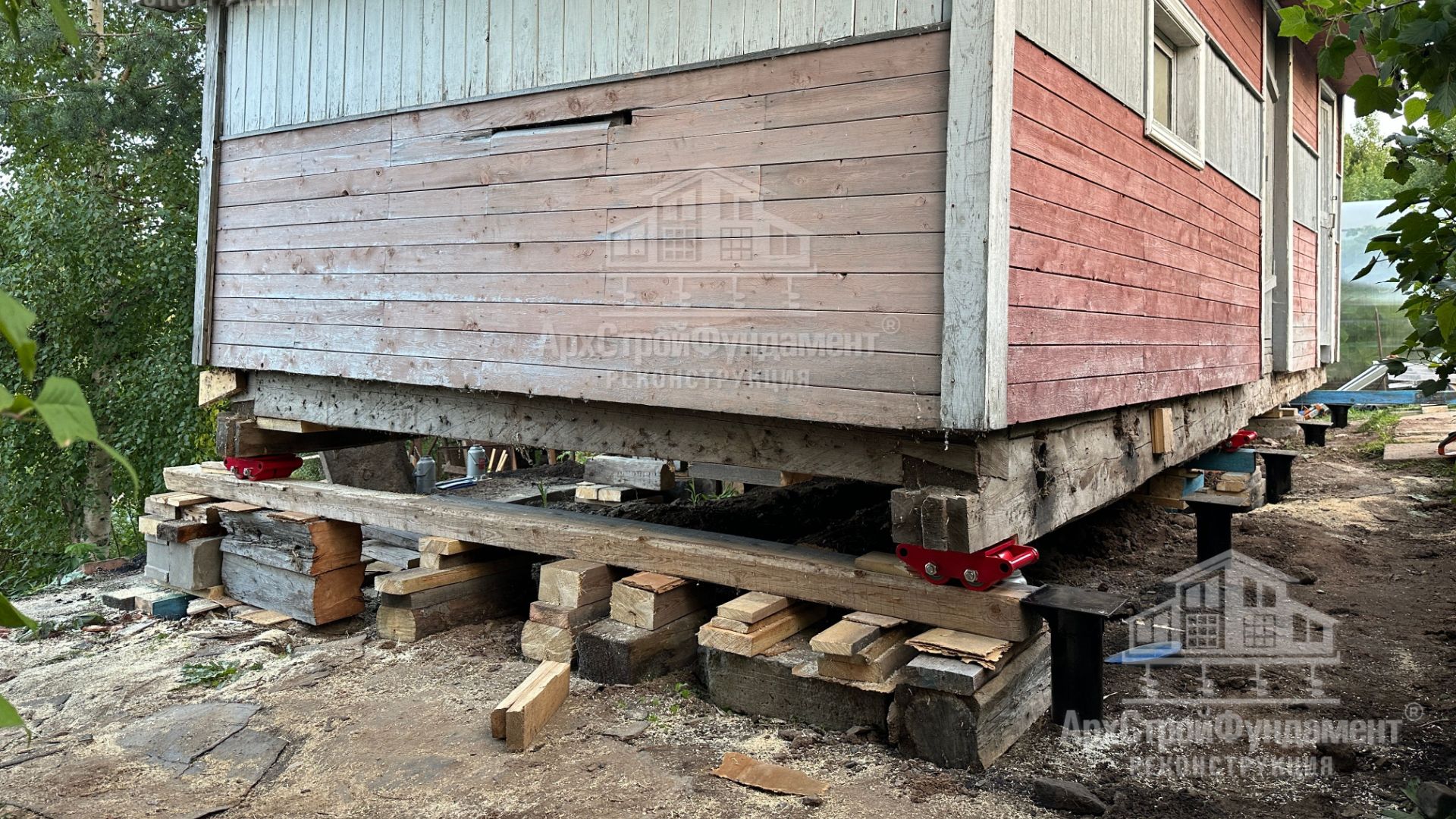 Перекатили баню на фундамент. Переделка за шабашниками. смотреть онлайн