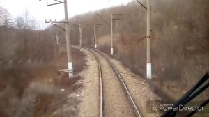 Машинист поезда выбирает себе электровоз по цвету.