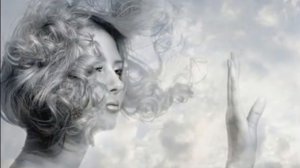 А моя любовь по городу от меня в другую сторону...