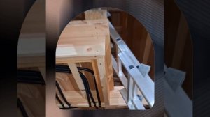 1000046953.mp4 (Собака наблюдает за устройством лестницы на 2 этаж в доме А-фрейм)