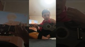 играю на гитаре