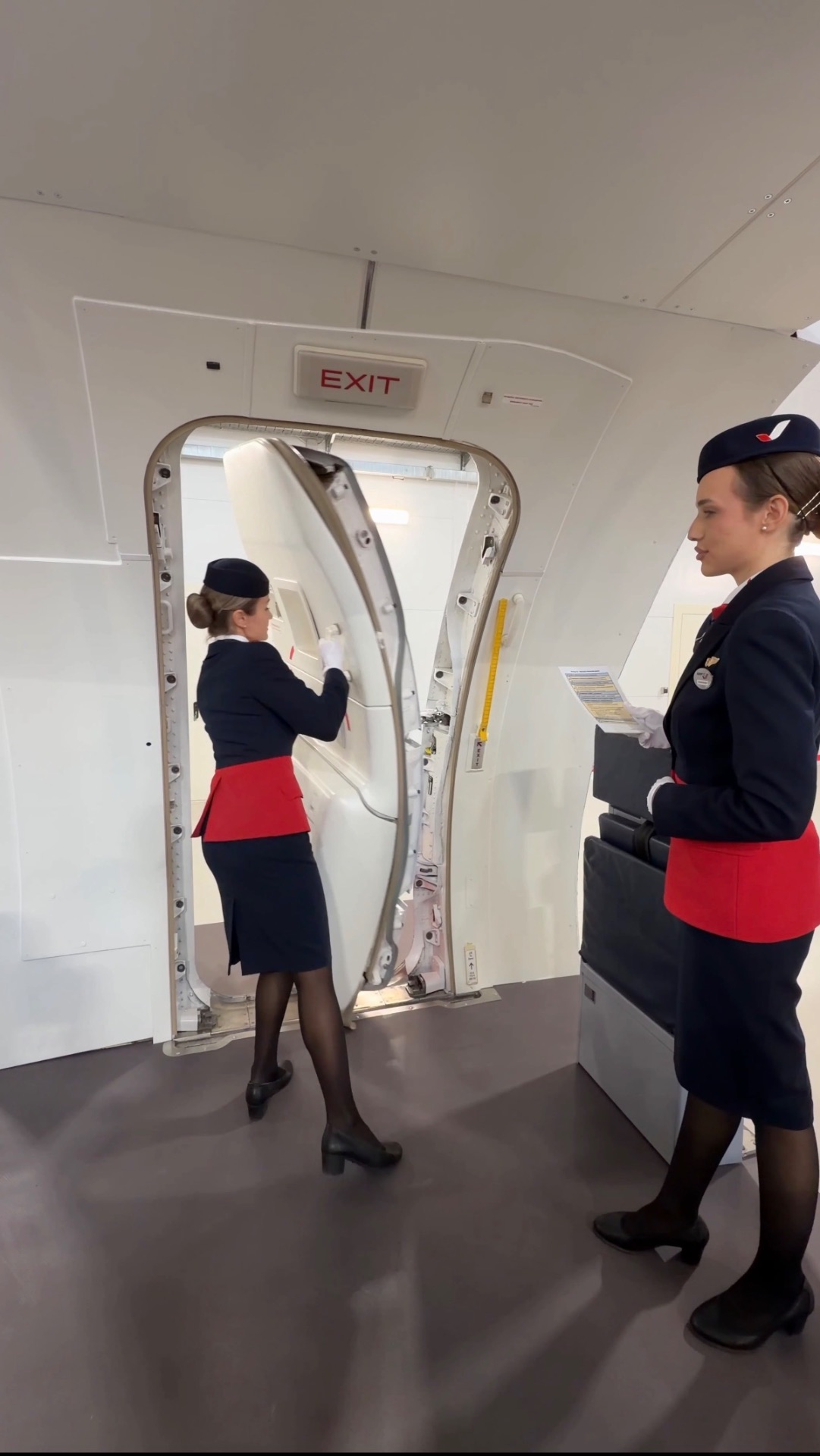 В новом учебном центре AZUR air бортпроводники AZUR air показали открытие двери Boeing 757 смотреть онлайн