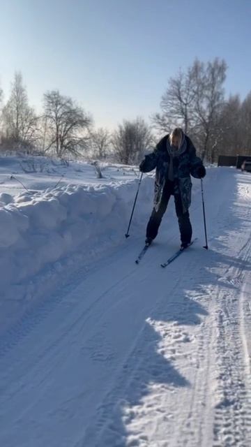 Теперь Лера пытается ехать в ботинках 36 размера ( ее размер 38,5 ) 😂 смотреть онлайн