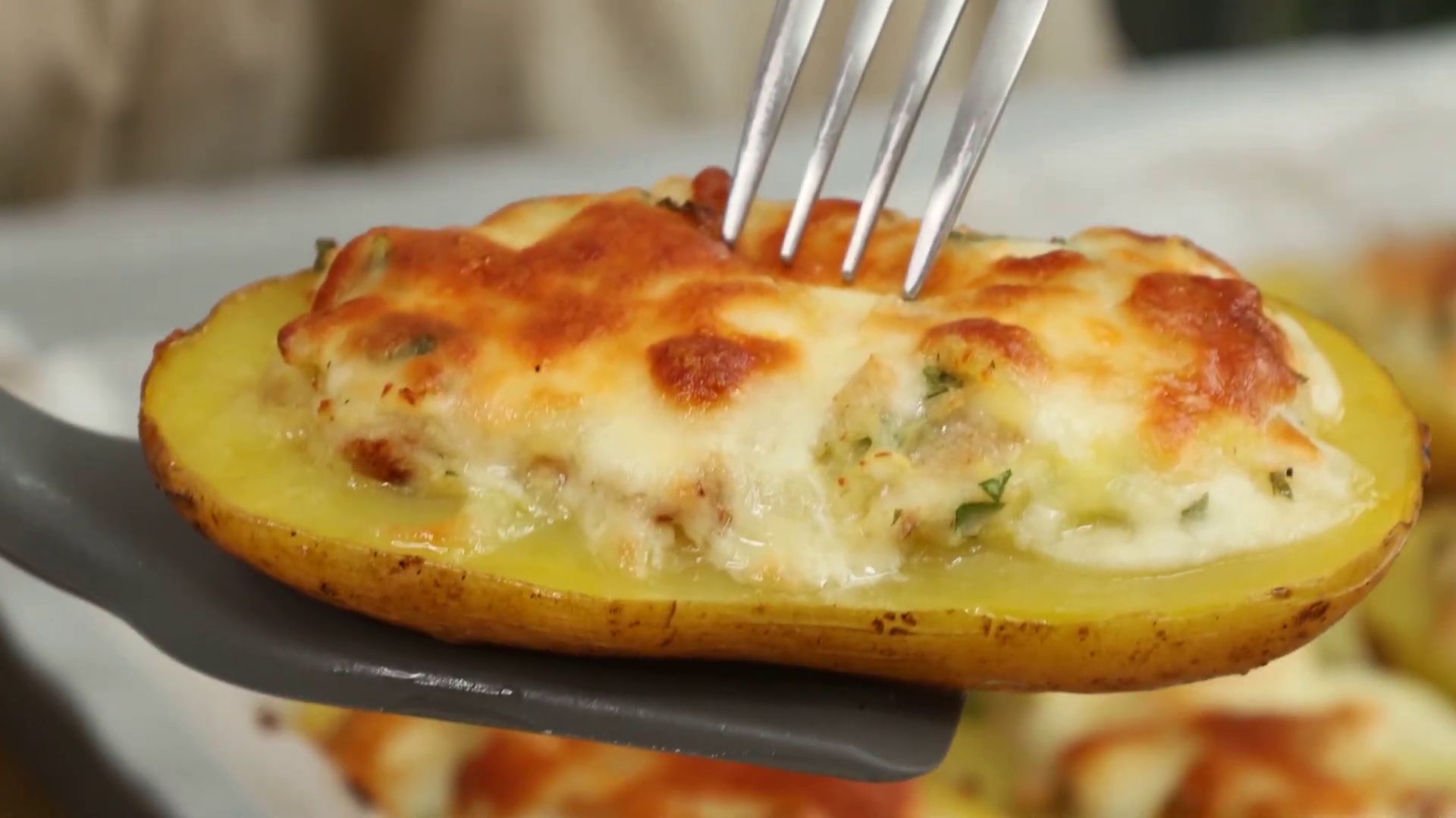 Картофель, фаршированный сыром. Быстро и вкусно. Попробуйте. Это просто приготовить смотреть онлайн