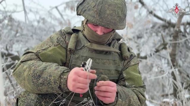 Работа военных связистов ГрВ «Центр» по восстановлению оптоволоконного кабеля смотреть онлайн