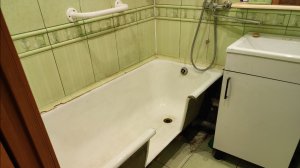 Вырез в чугунной ванне