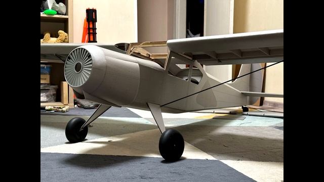 Невероятно! Як-12 летает в павильоне Экспофорума Большой радиоуправляемый самолёт для полётов в зале смотреть онлайн