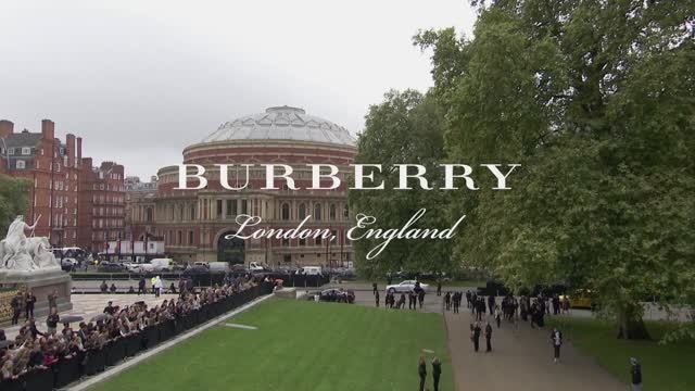 Показ женской коллекции Burberry весна-лето 2016 смотреть онлайн