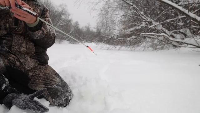 ТЯЖЁЛАЯ РЫБАЛКА В ГЛУХОЗИМЬ смотреть онлайн