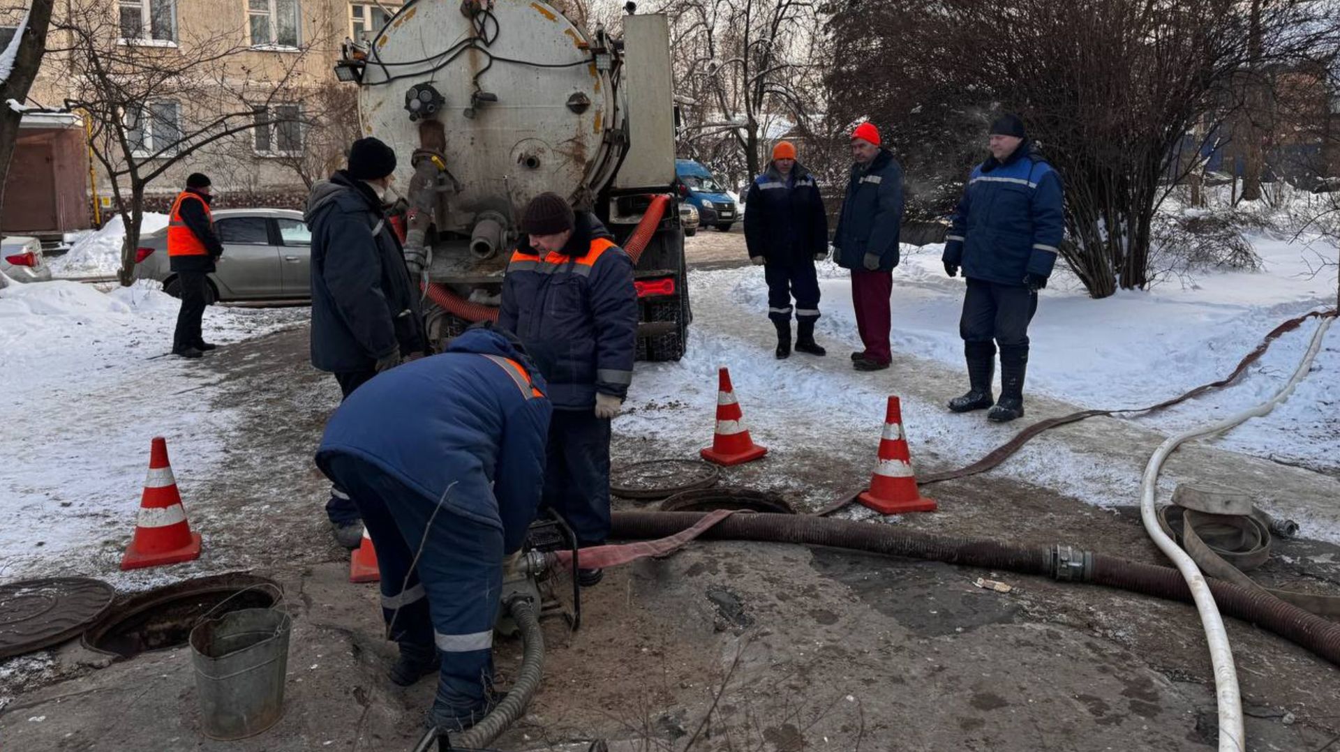 Новый прорыв на теплосети в подмосковном Жуковском: коммунальщики не могут подать тепло в 10 домов смотреть онлайн