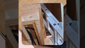 1000046954.mp4 (Собака наблюдает за устройством лестницы на 2 этаж в доме А-фрейм)