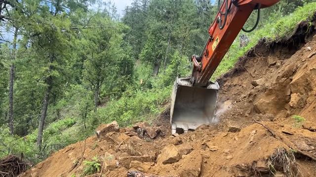 Excavator Backhoe Cutting Rocky Hillside to Build a Narrow Mountain Road – 2 смотреть онлайн