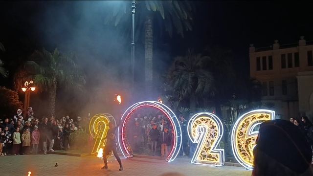 Файер-шоу. Сухум, завершение первого дня фестиваля "Мандарин" 06.01.2026. смотреть онлайн