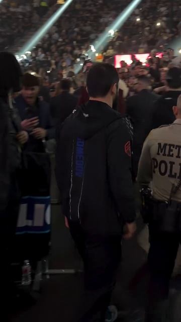 Хабиб, Махачев и Умар Нурмагомедов после победы на UFC 324 #shorts смотреть онлайн