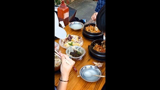 молодые Китайцы обедают смотреть онлайн