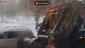 мусоровоз рарз забирает мусор.