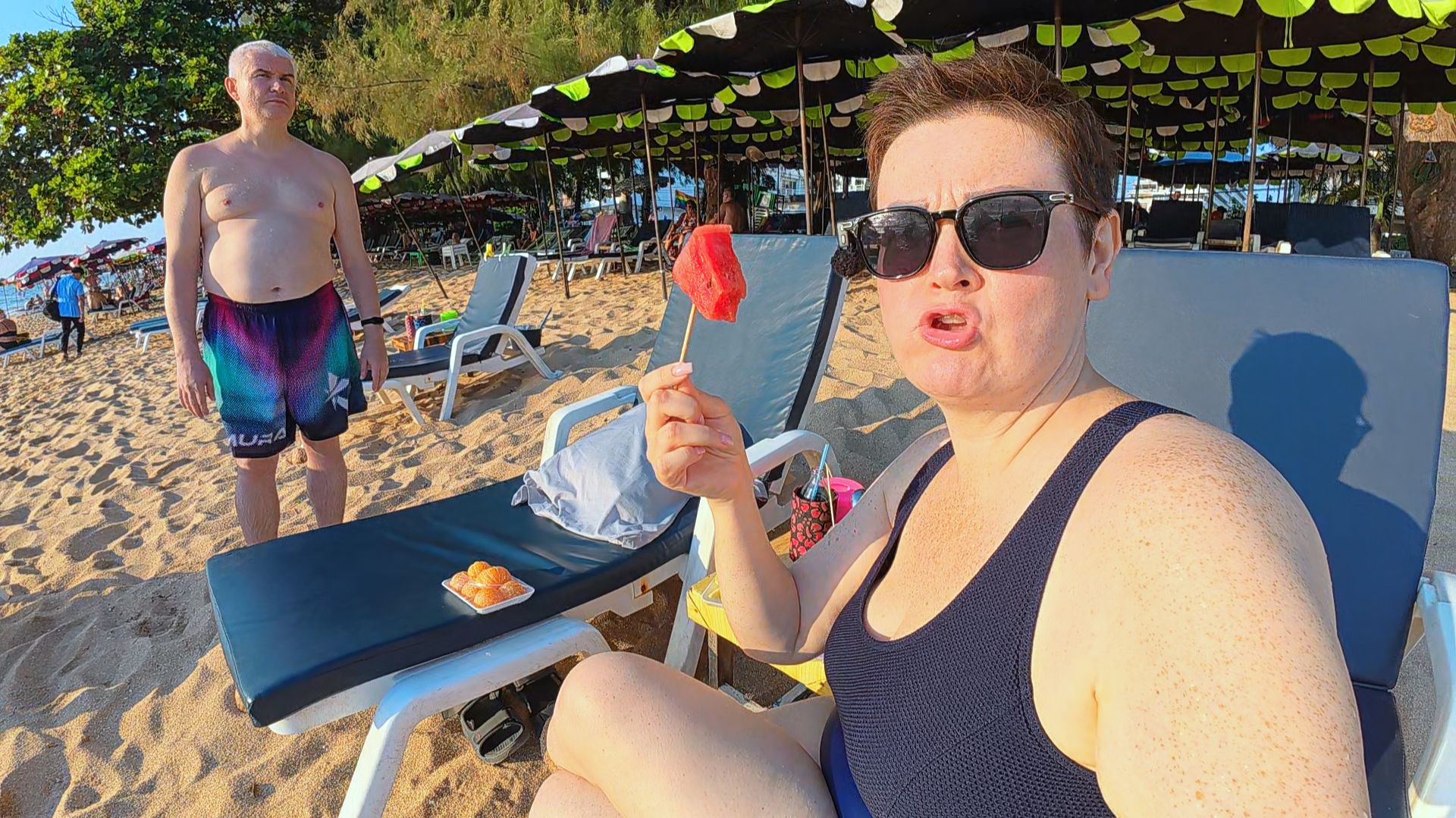 Шумные тайцы на пляже РАЗБЕРЕДИЛИ душу) Вован ВОРЧИТ( Наш Отдых в Паттайе! Болтаем ЗАГОРАЕМ) Влог смотреть онлайн