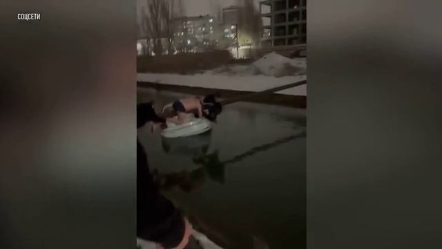 В Махачкале прохожие спасли женщину с ребенком из тонущей машины смотреть онлайн